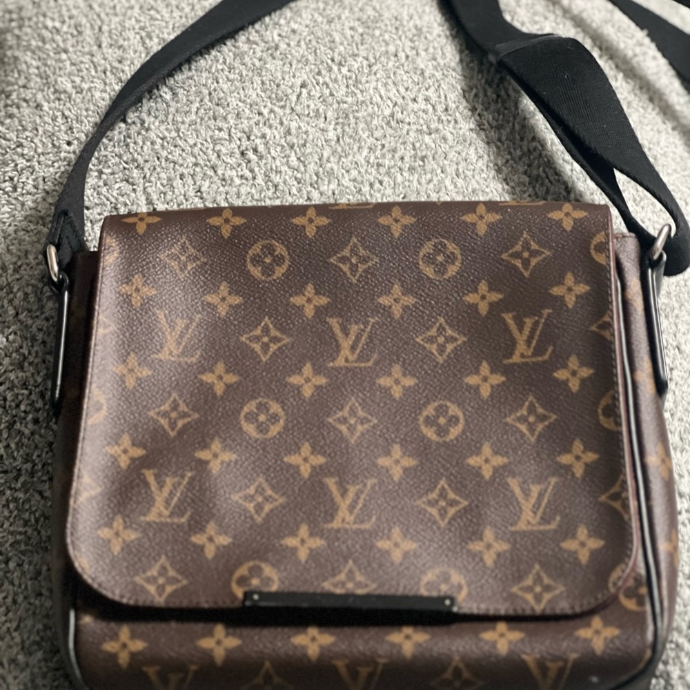 Louis Vuitton District Messenger Bag